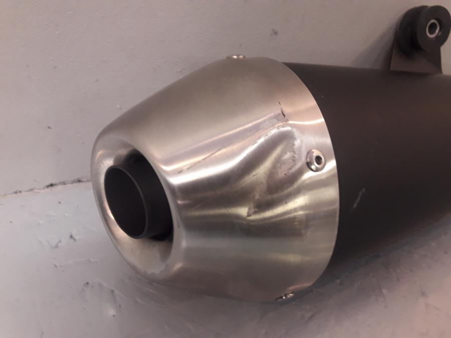 Baksidan på Ljuddämpare från en Triumph Speed Twin -2019 motorcykel.