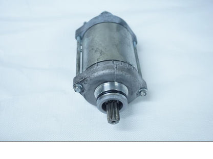 Baksidan på Startmotor från en Kawasaki Ninja 650 -2018 motorcykel.