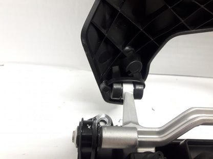 Vänster sida på Vindrutefäste från en BMW R 1250 RS -2020 motorcykel.