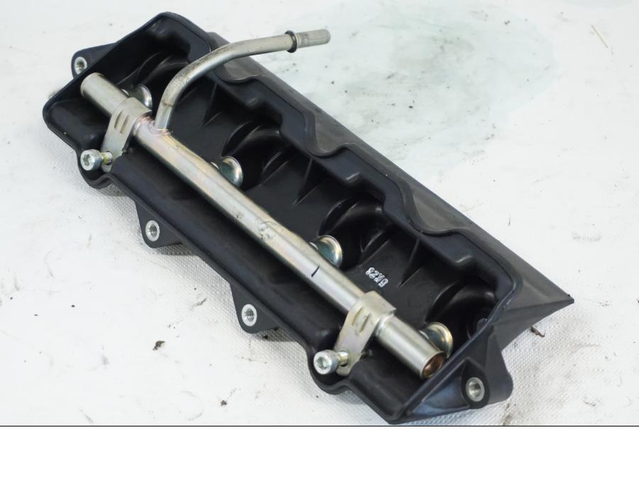 Vänster sida på Fuel Rail från en Yamaha YZF R6 -2006 motorcykel.