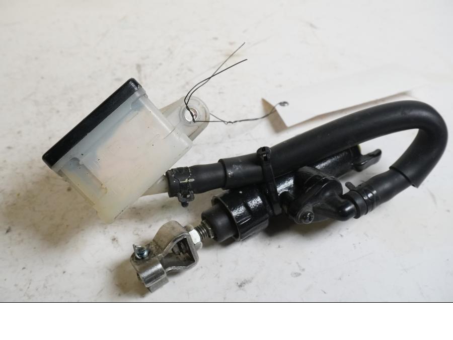 Framsidan på Bromshuvudcylinder från en Honda CB 500 F -2013 motorcykel.