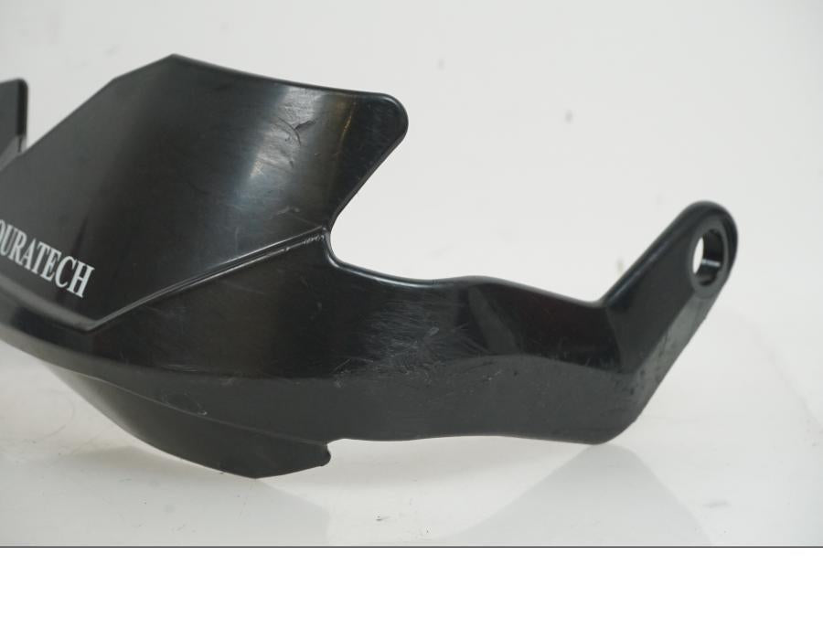 Snett nerifrån på Handskydd från en BMW R 1200 GS -2022 motorcykel.