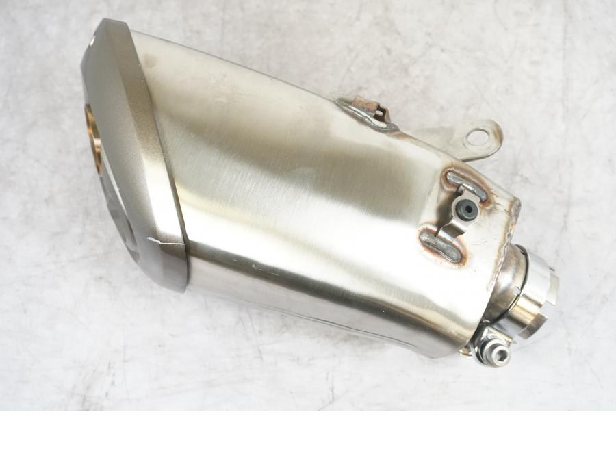 Framsidan på Ljuddämpare från en Suzuki GSX-S 1000 -2019 motorcykel.