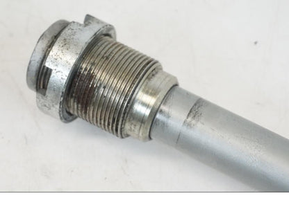 Baksidan på Axel från en Aprilia Tuono V4R -2011 motorcykel.