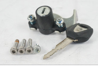 Baksidan på <p>Låssats från Yamaha FZ-8S FAZER ABS 2011.</p>

<p>Tändningslås, antenn, tanklock, sadellås, CDI och 1st nyckel.</p> motorcykel.