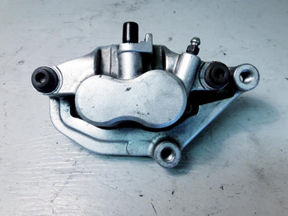 Framsidan på Bromsok från en Yamaha XVS 1100 -2001 motorcykel.