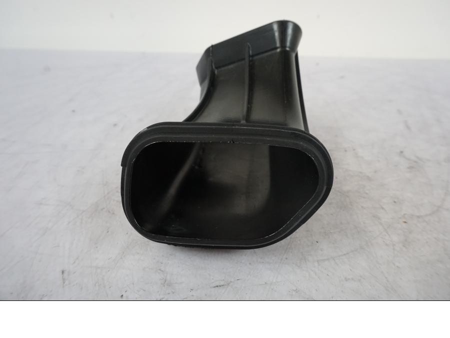 Baksidan på Luftrör från en KTM 1290 Super Duke R -2023 motorcykel.