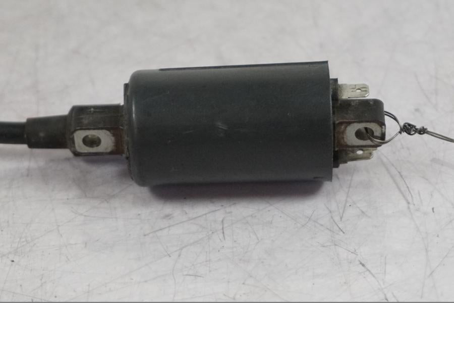 Höger sida på Tändspole från en Suzuki VZ 800 -2000 motorcykel.