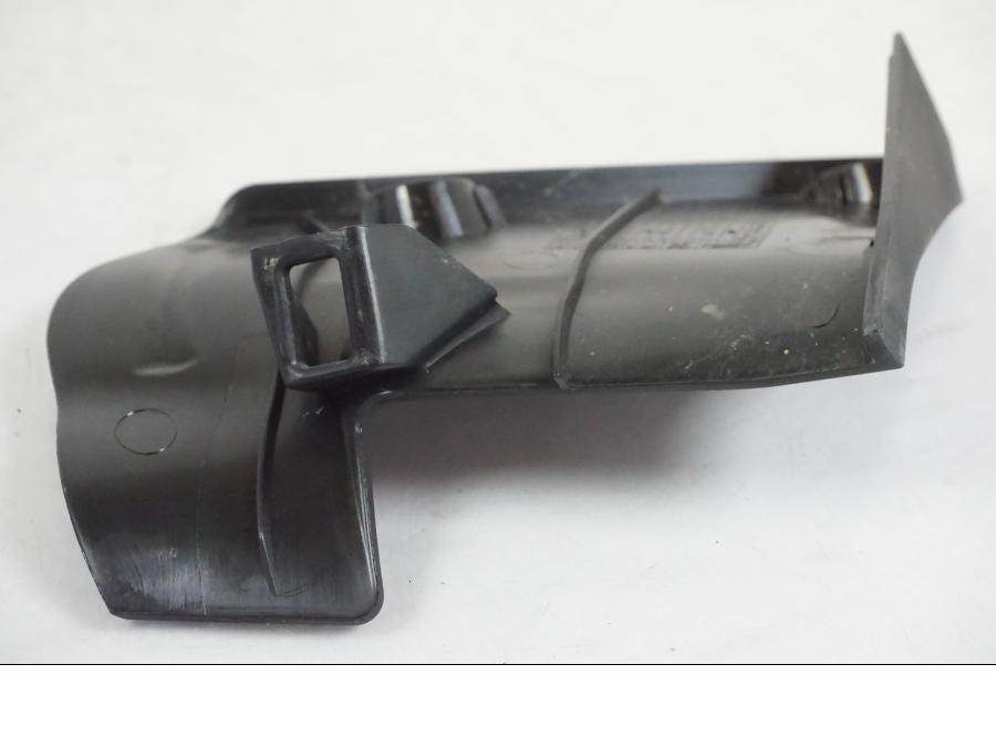 Vänster sida på Sidkåpa innerplast från en KTM 390 Adventure -2021 motorcykel.