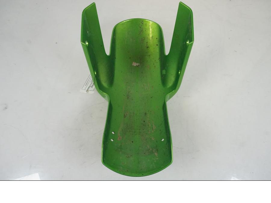 Extrabild1 på <p>Framskärm från Kawasaki ER-6N 2008.</p>

<p>Liten skav märke i framkanten på vänster sida se bild.</p> motorcykel.