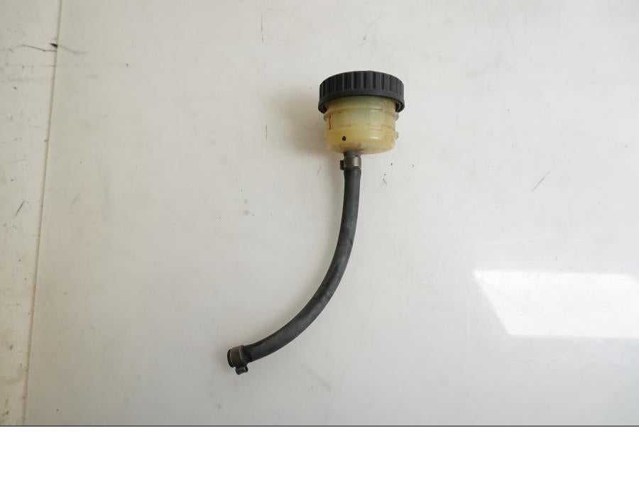 Baksidan på Bromsvätskebehållare från en BMW K 1200 S -2007 motorcykel.