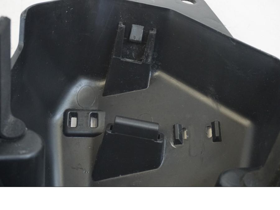 Höger sida på Batterihållare från en Yamaha WR 125 -2011 motorcykel.