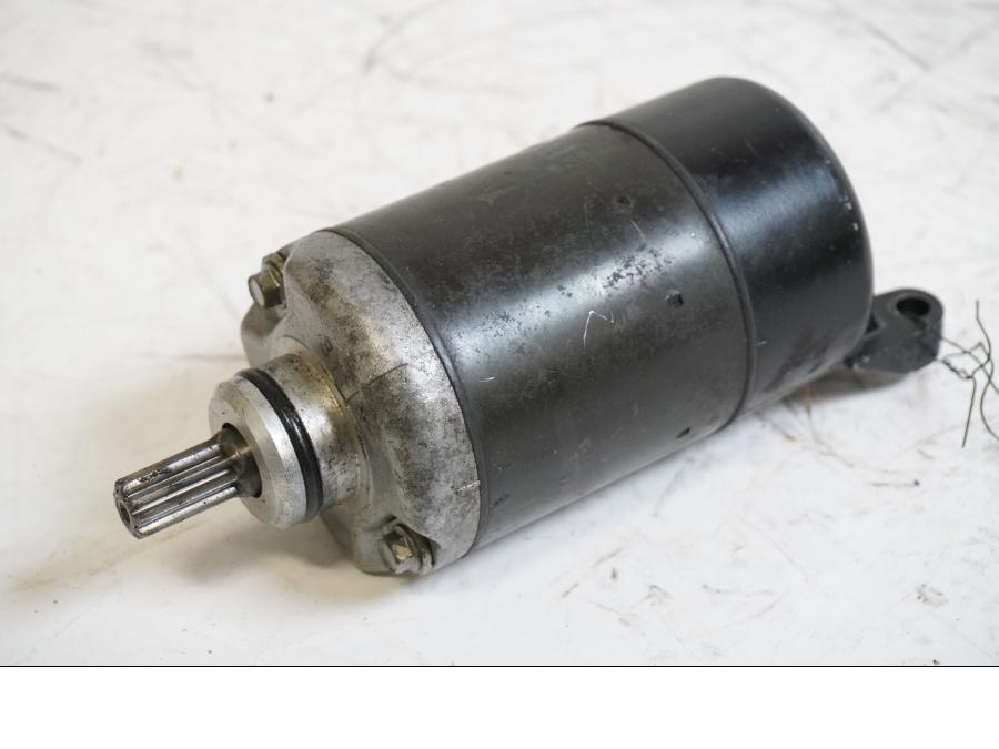 Framsidan på Startmotor från en Kawasaki GPX 600 -1994 motorcykel.