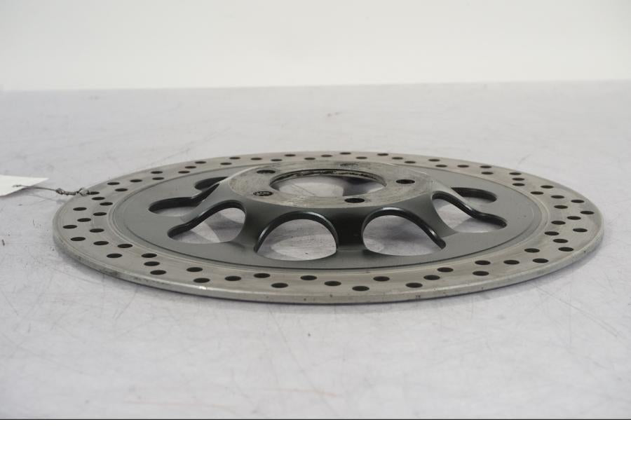 Höger sida på Bromsskiva från en Suzuki VZ 800 -2000 motorcykel.