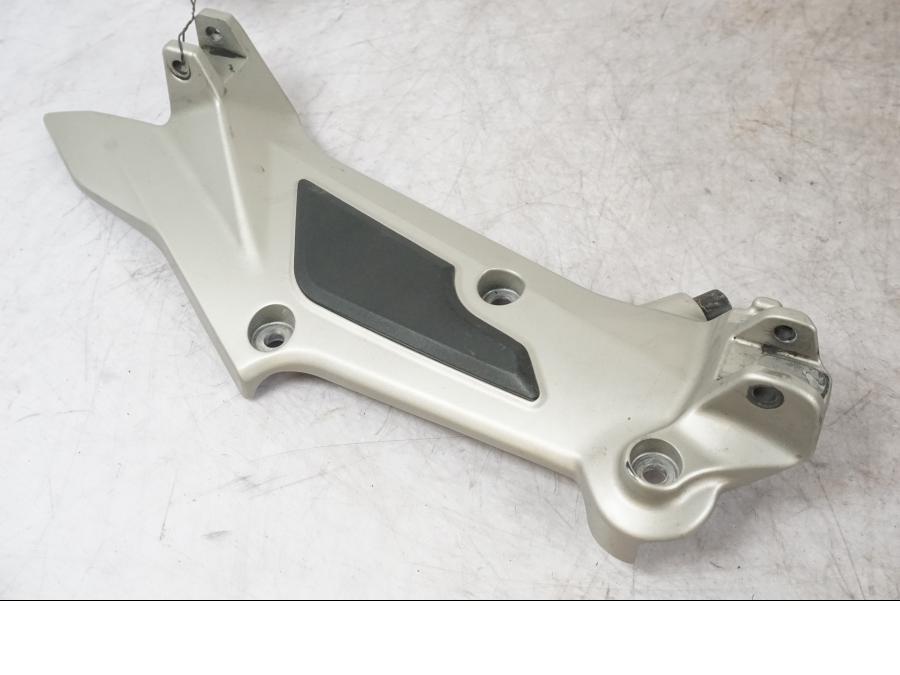 Vänster sida på Fotpinnefäste från en BMW K 1600 GTL -2015 motorcykel.