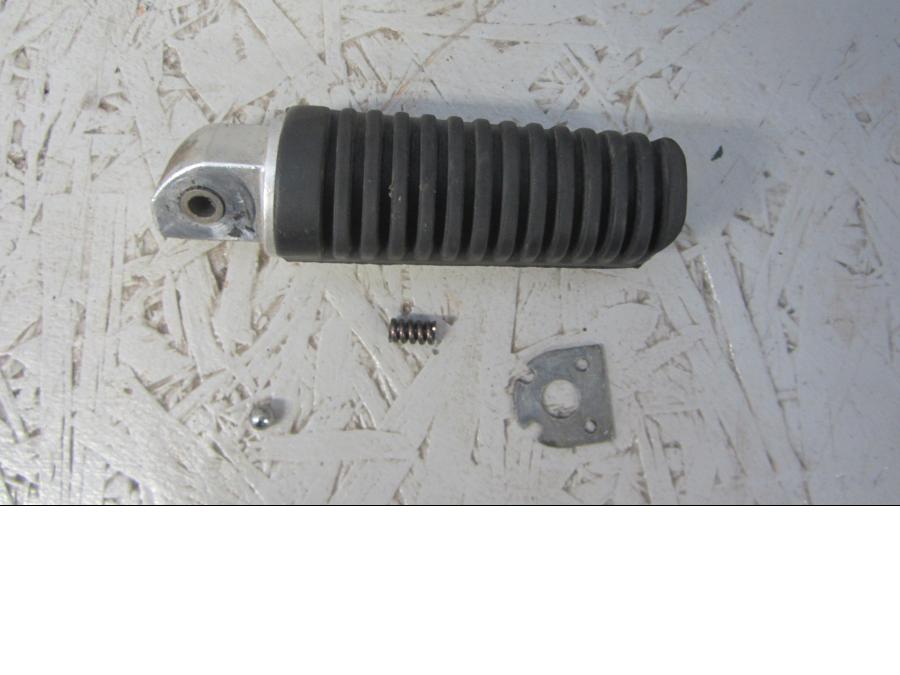 Framsidan på Fotpinne från en Yamaha XT660Z Tenere -2009 motorcykel.