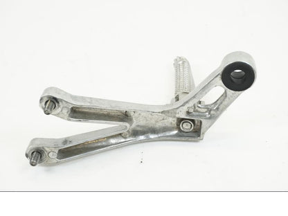 Vänster sida på Fotpinne från en Yamaha YZF R6 -1999 motorcykel.