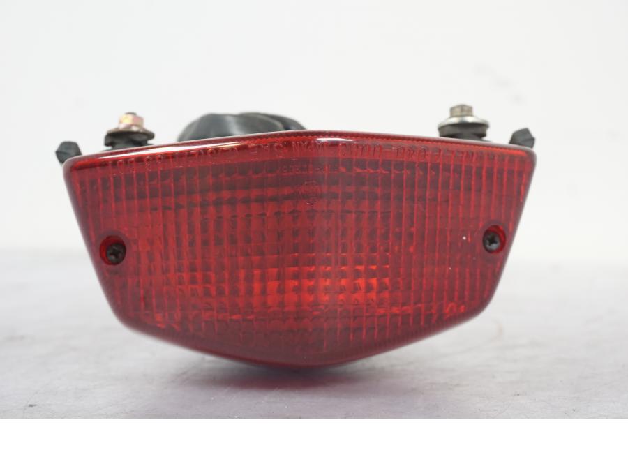 Framsidan på Baklampa från en Honda VT 600 C -1998 motorcykel.