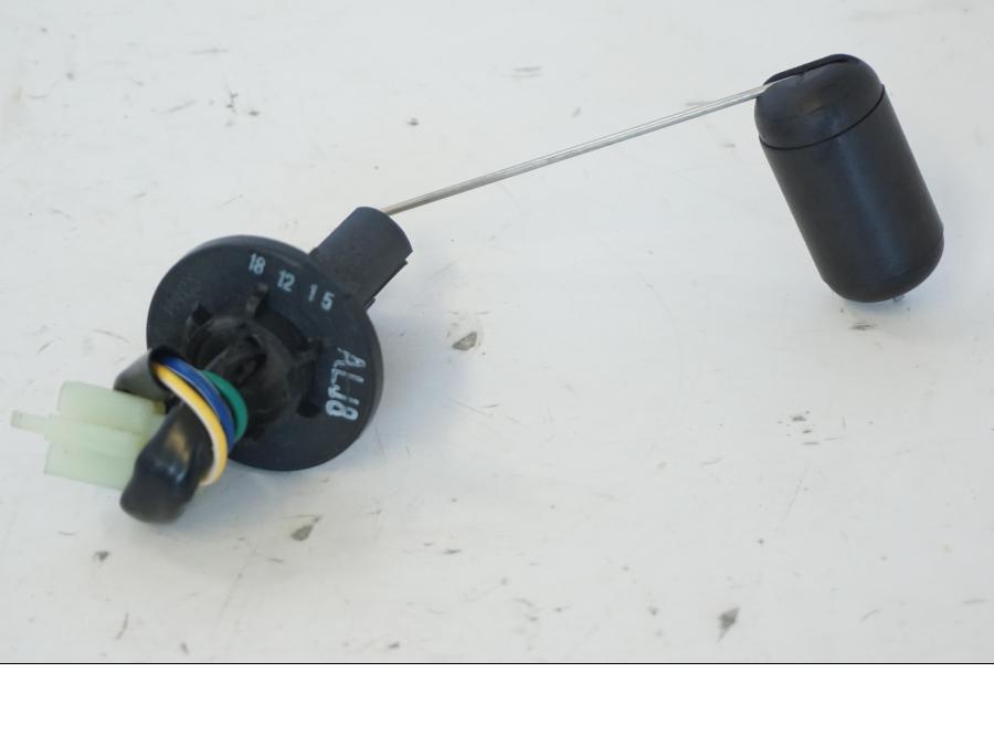 Baksidan på Bensintankgivare från en Kymco Agility 125 -2019 scooter.