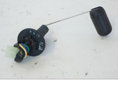 Baksidan på Bensintankgivare från en Kymco Agility 125 -2019 scooter.