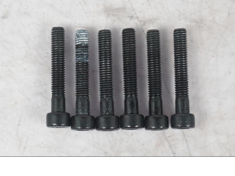 Baksidan på Bensintanklucka från en KTM 1290 Super Duke R -2022 motorcykel.