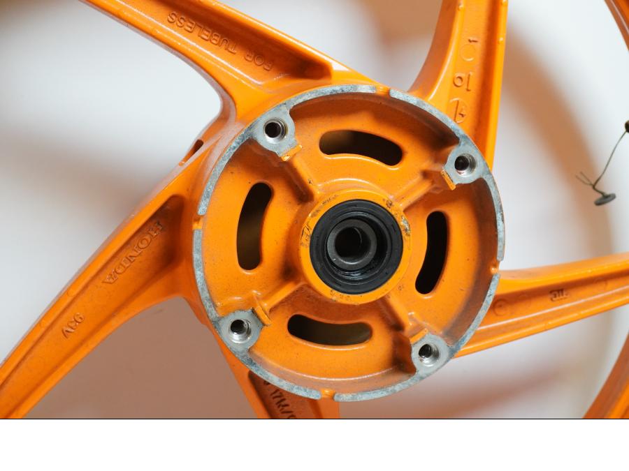 Extrabild3 på Fälg från en Honda CBR 125 R -2011 motorcykel.