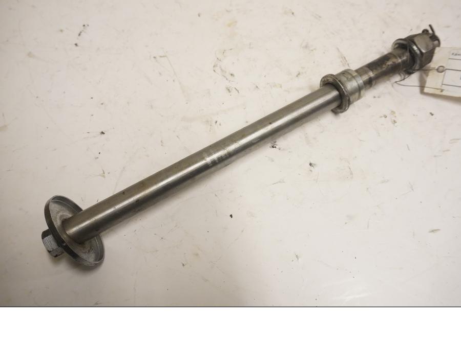 Framsidan på Axel från en Kawasaki VN 1600 Mean Streak -2007 motorcykel.