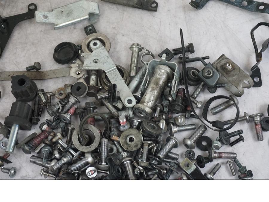 Vänster sida på Skruv / Mutter etc från en Kawasaki ZX-10R -2008 motorcykel.