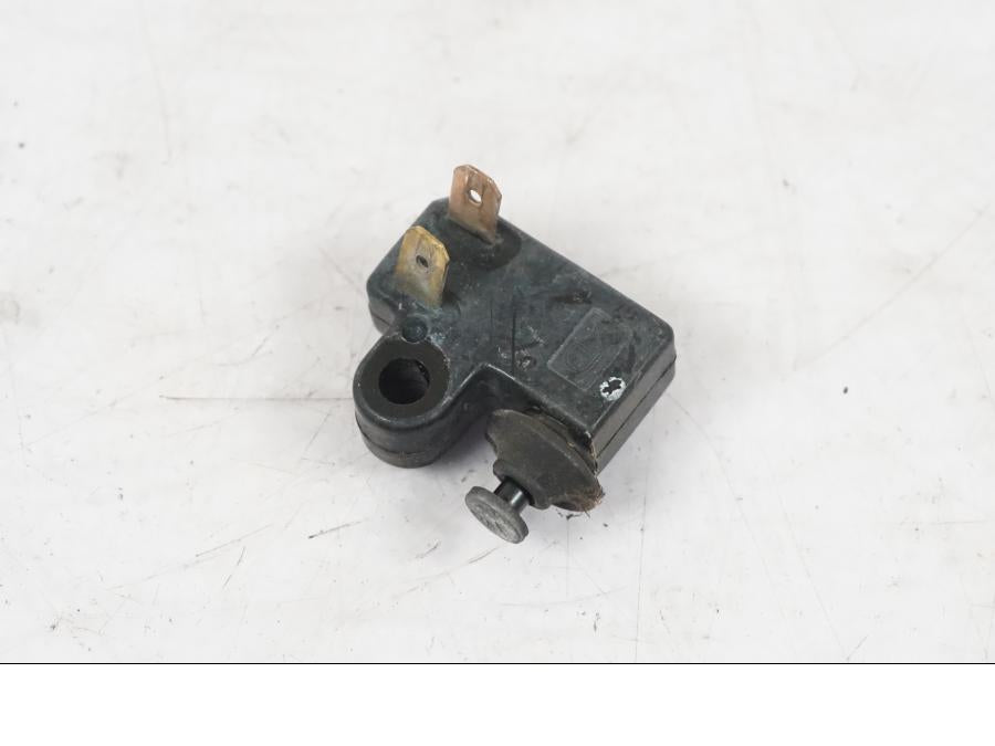 Framsidan på Bromsljuskontakt från en Yamaha XVS 1100 -2000 motorcykel.