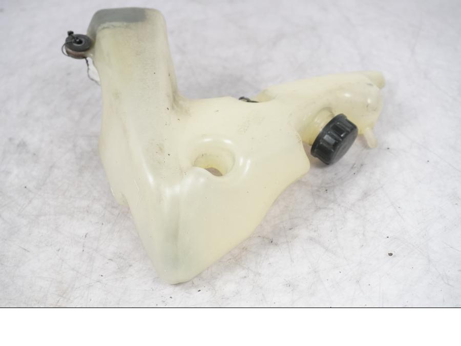 Framsidan på Vattenexpansionskärl från en Kawasaki ZX-10R -2008 motorcykel.