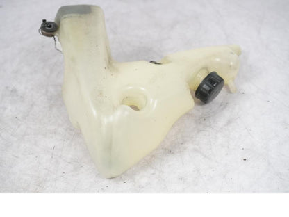 Framsidan på Vattenexpansionskärl från en Kawasaki ZX-10R -2008 motorcykel.