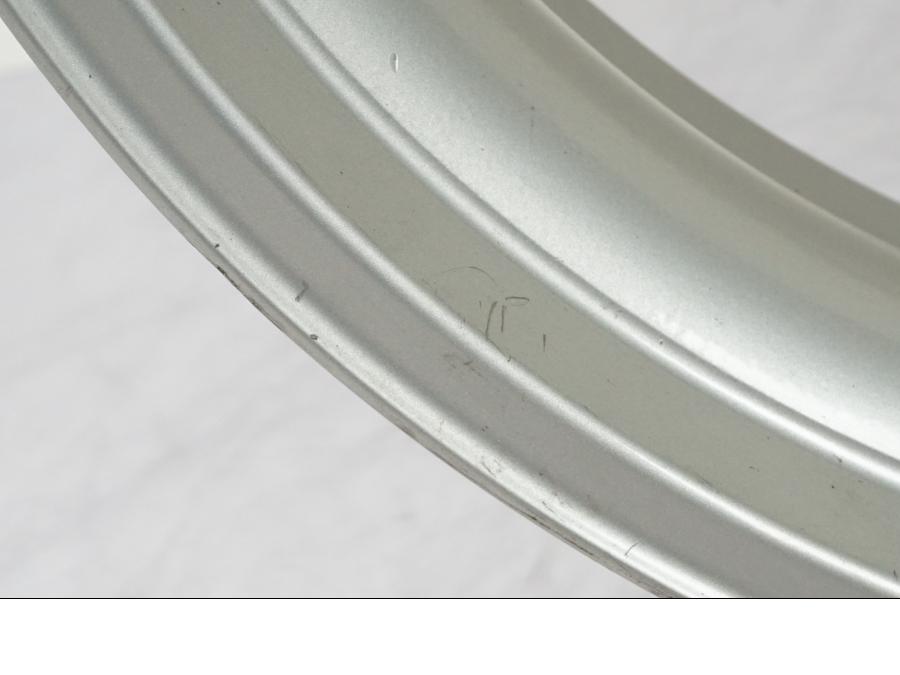 Snett uppifrån på Fälg från en Triumph Daytona 955I -2000 motorcykel.