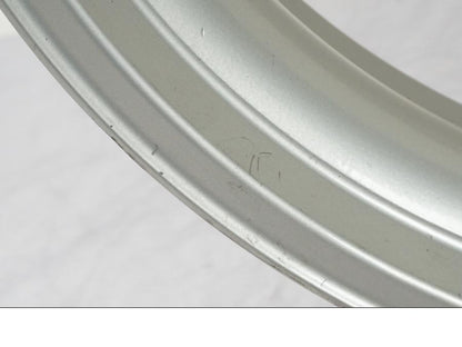 Snett uppifrån på Fälg från en Triumph Daytona 955I -2000 motorcykel.