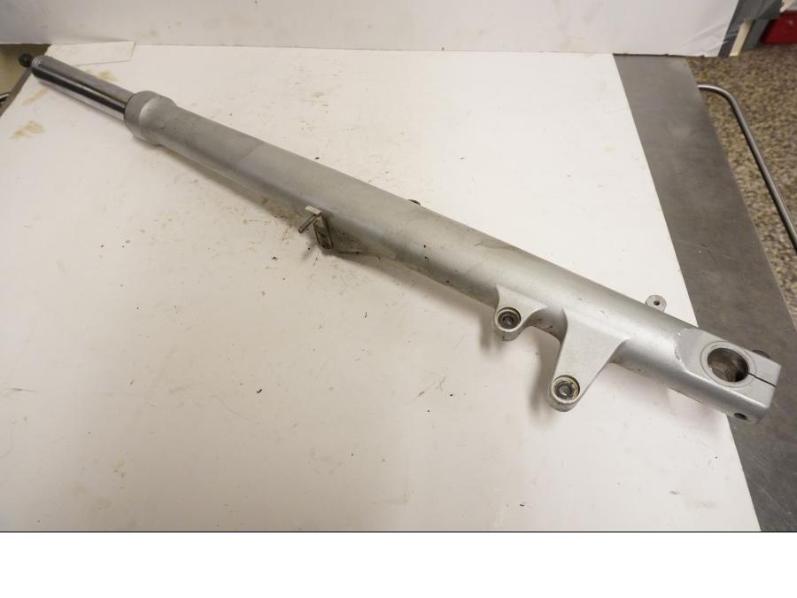 Framsidan på Gaffelben från en BMW R 1150 RT -2003 motorcykel.