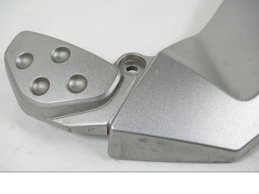 Snett nerifrån på Ramskydd från en Kawasaki Z 750 -2006 motorcykel.