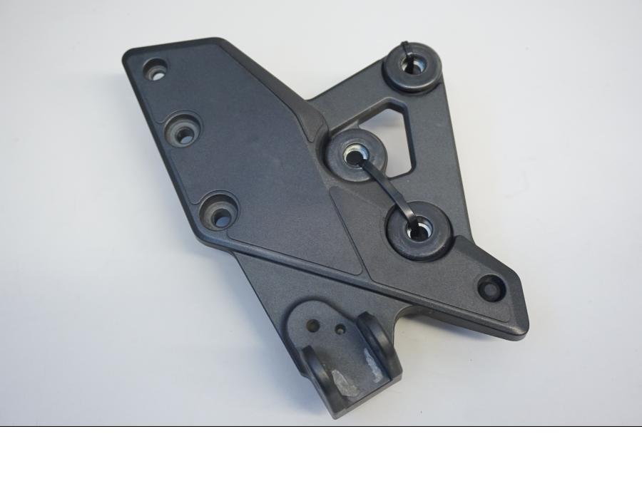 Framsidan på Fotpinnefäste från en Kawasaki Versys 1000 -2015 motorcykel.