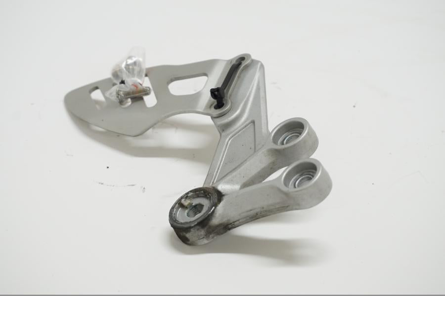 Framsidan på Fotpinnefäste från en Suzuki GSX-R 1000 -2007 motorcykel.