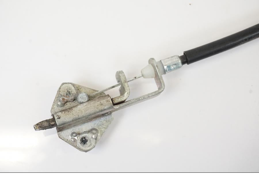 Vänster sida på Sadellåsmekanism från en Yamaha MT-07 -2016 motorcykel.