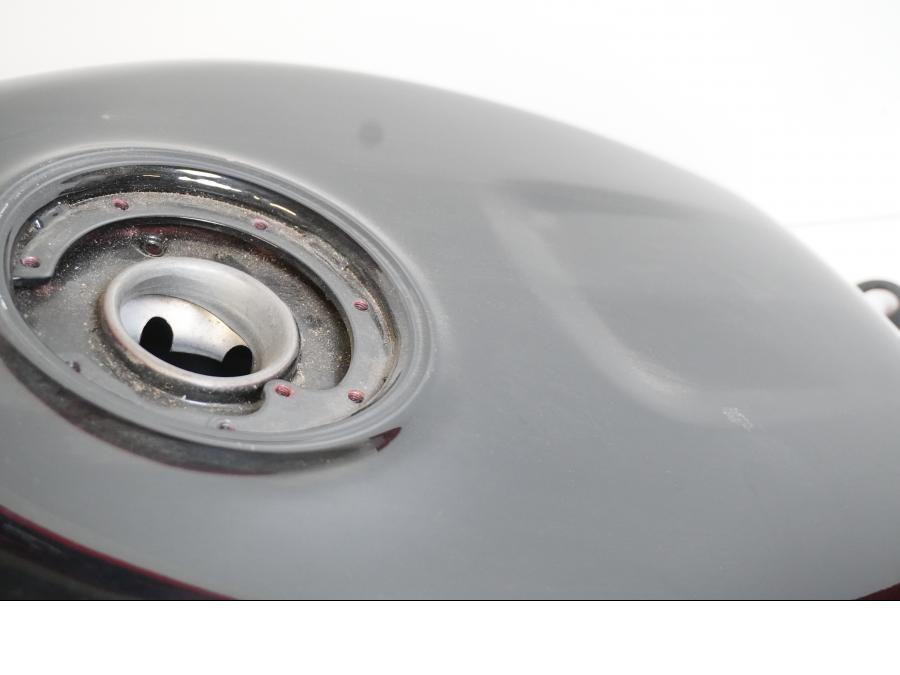 Snett uppifrån på Bensintank från en Kawasaki ZX-6R -1998 motorcykel.