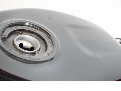 Snett uppifrån på Bensintank från en Kawasaki ZX-6R -1998 motorcykel.