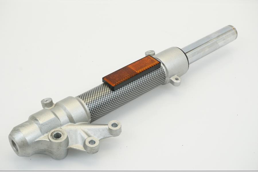 Höger sida på Gaffelben från en Yamaha NS50F Aerox 4 -2017 moped.