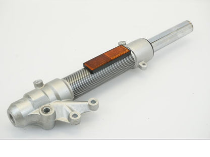 Höger sida på Gaffelben från en Yamaha NS50F Aerox 4 -2017 moped.