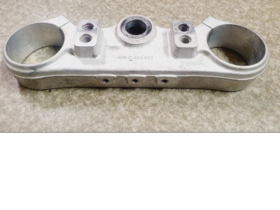 Framsidan på Gaffelkrona från en Husaberg FE 450 -2006 motorcykel.