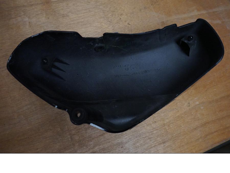 Höger sida på Sidopanel från en Suzuki VL 800 -2003 motorcykel.