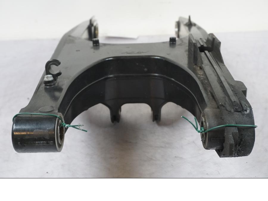 Snett nerifrån på Sving från en KTM 690 SM R -2009 motorcykel.