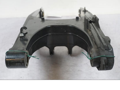 Snett nerifrån på Sving från en KTM 690 SM R -2009 motorcykel.