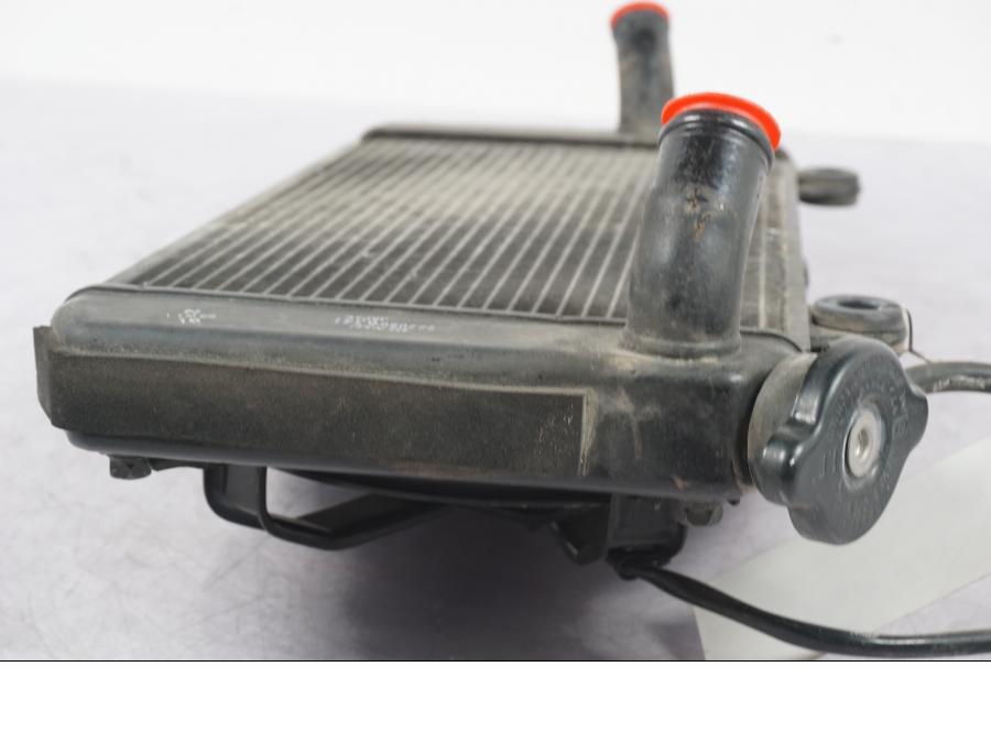 Snett nerifrån på Vattenkyl från en Yamaha XT 1200 Z -2011 motorcykel.