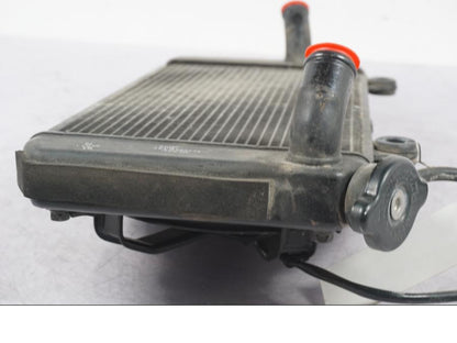 Snett nerifrån på Vattenkyl från en Yamaha XT 1200 Z -2011 motorcykel.