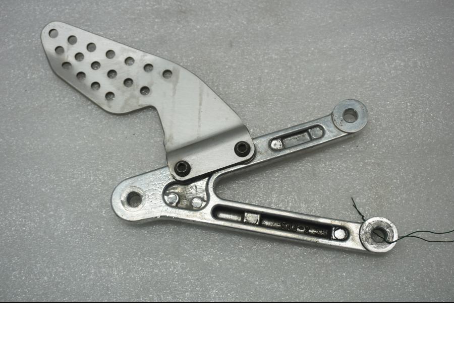 Baksidan på Fotpinnefäste från en Yamaha YZF 1000 R1 -2001 motorcykel.