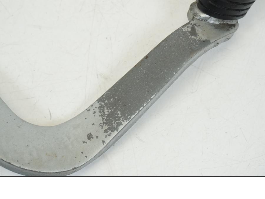 Vänster sida på Bromspedal från en Honda CB 750 -2002 motorcykel.